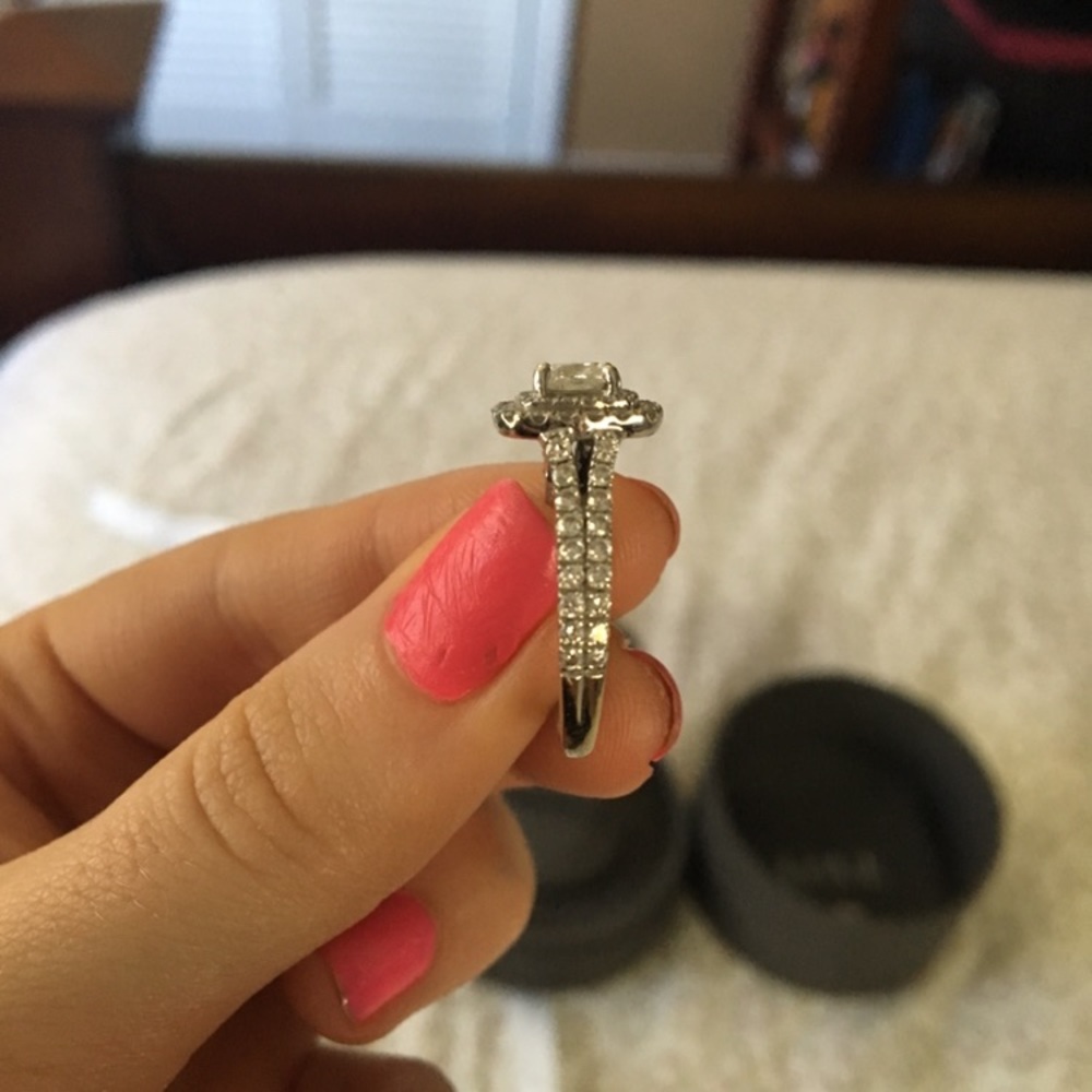 Vera wang size 5 engagement ring - Picture 5 of 7
